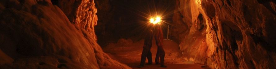 Jeskyně osvětlená čelovkami speleologů Jeskyně osvětlená čelovkami speleologů